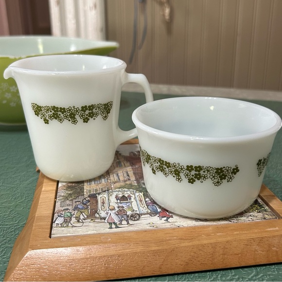 Pyrex Spring Blossom Cream and sugar set Excellent and 2 green Pyrex bowls as is - Picture 2 of 12